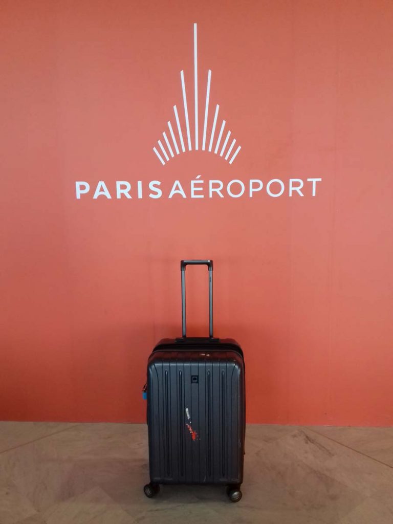 La valise de fournitures médicales est partie de Paris, en France. 
