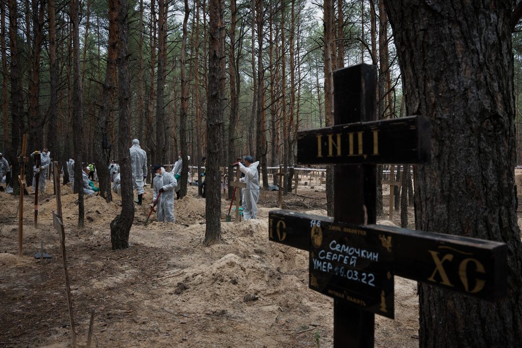Les enquêteurs ukrainiens de médecine légale et de crimes de guerre achèvent leur exhumation des corps de 447 personnes dans le site d'inhumation de masse créé pendant six mois d'occupation russe d'Izium le 20 septembre 2022 à Izium, Ukraine.