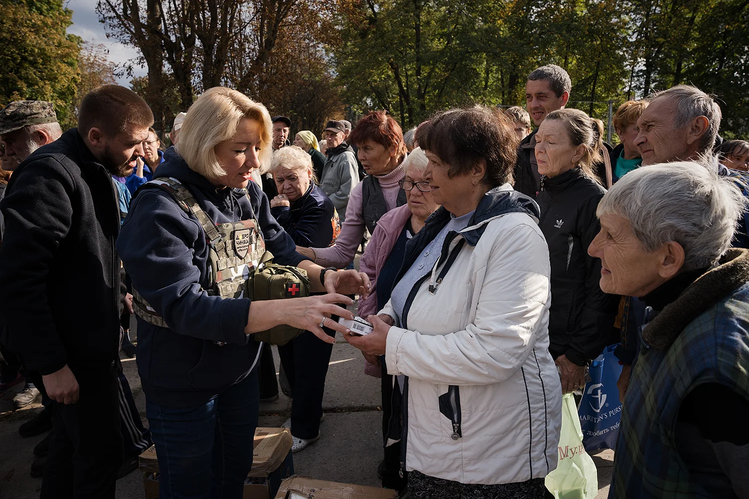 Dr Doro distribuant les médicaments, à Izium, Ukraine