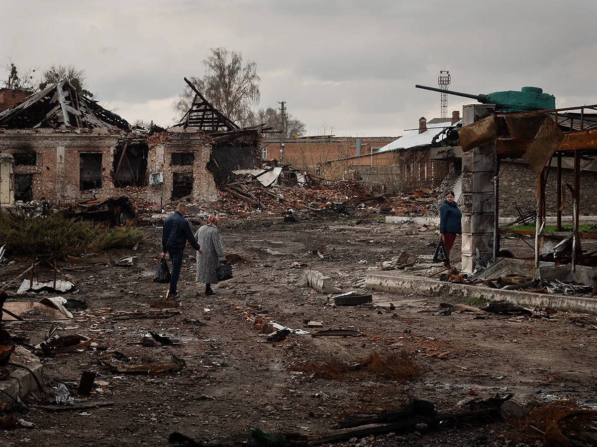  Après un mois d'occupation russe, la ville de Trostianets, dans la région de Sumy, au nord-est de l'Ukraine, n'est plus qu'un champ de ruines par endroits. La place centrale de la ville est totalement detruite, chaque jour, les habitants restés dans la ville la traverse pour aller cherche de quoi se nourrir. Les forces russes et séparatistes ont perpétré des actes de torture, des viols et des exécutions sommaires sur la population.19 avril 2022 à Trostyanets, en Ukraine.