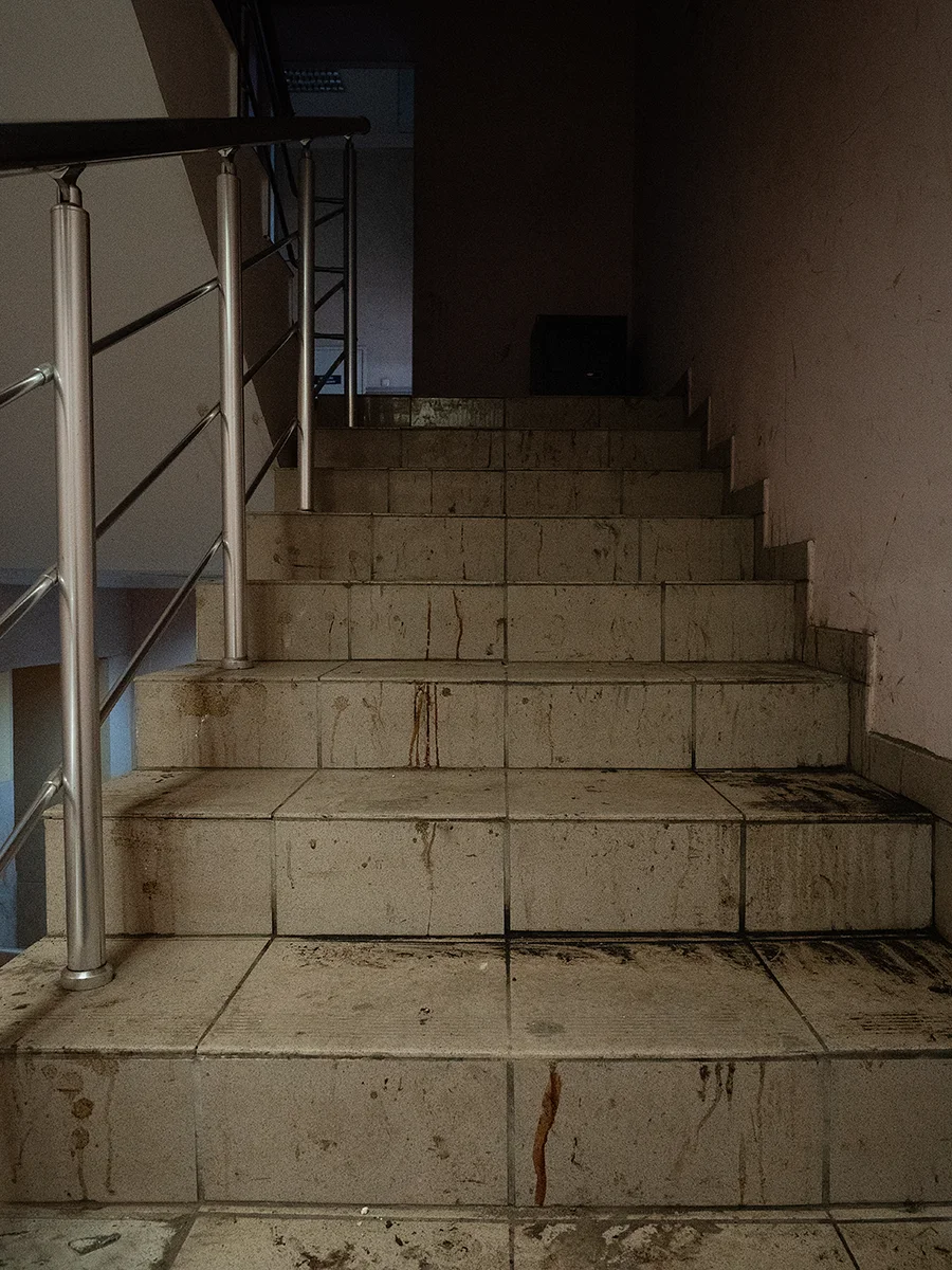 Deux semaines après la libération de la ville par l’armée ukrainienne, il est encore possible de voir les traînées de sang, sur les marches de l’escalier qui descend à la cellule où Édouard a été torturé avec plusieurs autres habitants de la ville.
