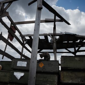 Photo N°20 - Alisa sur les caisses de munitions